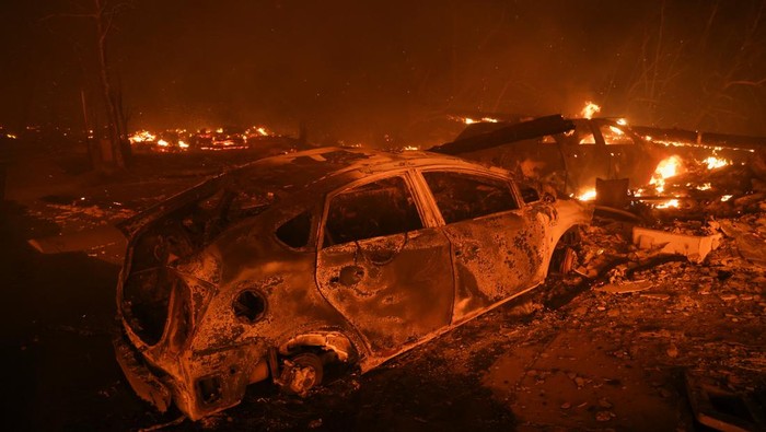 Kebakaran Hutan di California Hangusnya Rumah hingga Restoran Flames rise from a structure as the Eaton Fire burns in Pasadena, California, U.S. January 8, 2025. REUTERS/Mario Anzuoni
