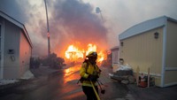 Kebakaran hutan yang bergerak cepat di pinggiran Kota Los Angeles membakar gedung-gedung dan memicu evakuasi. 