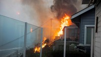 Saksi mata mengatakan sedikitnya dua rumah terbakar. 