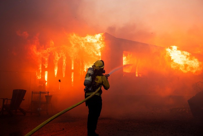 Firefighters work to extinguish the fire as the Palisades Fire burns during a windstorm on the west side of Los Angeles, California, U.S. January 7, 2025. REUTERS/Ringo Chiu
