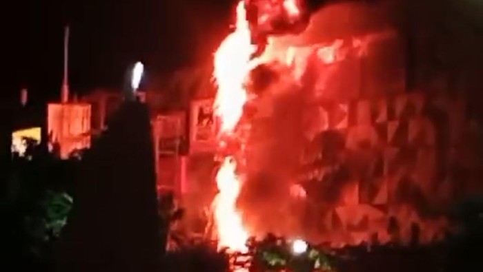 Kebakaran Melanda Grage Mall Cirebon, Petugas Damkar Kerahkan 4 Unit Armada