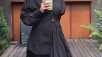 Gayanya yang stylish nan elegan ditampakkan saat kulineran. Menyambangi kedai kopi Kurashu, Keisha memilih pakaian serba hitam. Foto: Instagram/keicinantya