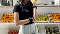 Berkeliling kulineran lebih disukai Keisha untuk mencoba minuman segar. Seperti racikan jus dari buah-buahan yang melepas dahaganya. Foto: Instagram/keicinantya