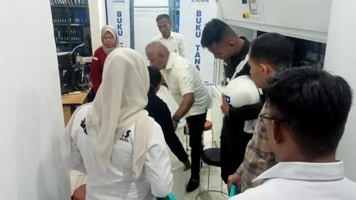 Kantor Wilayah Agraria dan Tata Ruang/Badan Pertanahan Nasional (ATR/BPN) Lampung digeledah jaksa dari Kejati. Penggeledahan itu terkait kasus mafia tanah.