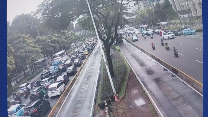 Kepadatan lalu-lintas di depan Pintu 6 GBK Jl. Jenderal Sudirman arah Semanggi