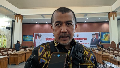 Kepala Satuan Tugas (Kasatgas) Korsup V KPK Dian Patria saat berkunjung di Aula Bupati Lombok Barat, Rabu (8/1/2025).