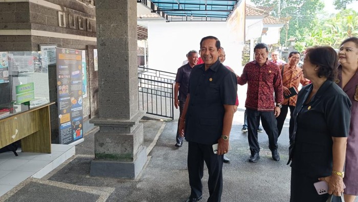 Ketua Komisi IV DPRD Tabanan I Gusti Komang Wastana saat meninjau puskesmas pada Rabu (8/1/2025)