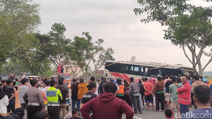 Kondisi bus Murni Jaya yang berhasil dievakuasi usai mengalami kecelakaan tunggal di Panjatan, Kulon Progo, Rabu (8/1/2025).