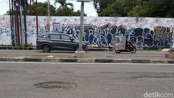 Kondisi Jalan Cipto Mangunkusumo, Kota Cirebon yang mengalami kerusakan