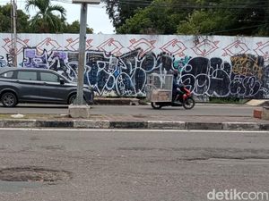 Jalan Cipto Mangunkusumo Cirebon Rusak, Pengendara Wajib Waspada