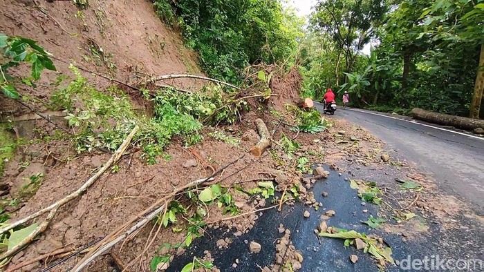 Kondisi jalan penghubung Kulon Progo - Purworejo yang tertimbun longsor di Girimulyo, Kulon Progo, Rabu (8/1/2025).