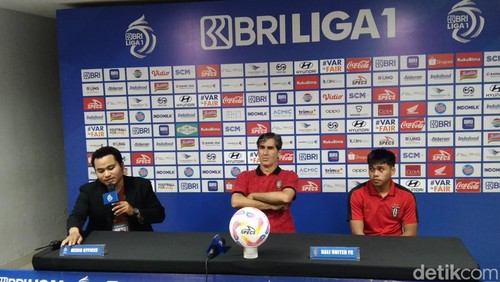 Konferensi pers seusai laga Bali United melawan Persib Bandung dalam laga tunda pekan ke-12 Liga 1 2024/2025 di Stadion Kapten I Wayan Dipta, Gianyar, Selasa (7/1/2025) malam. (Foto: Krisna Pradipta/detikBali)