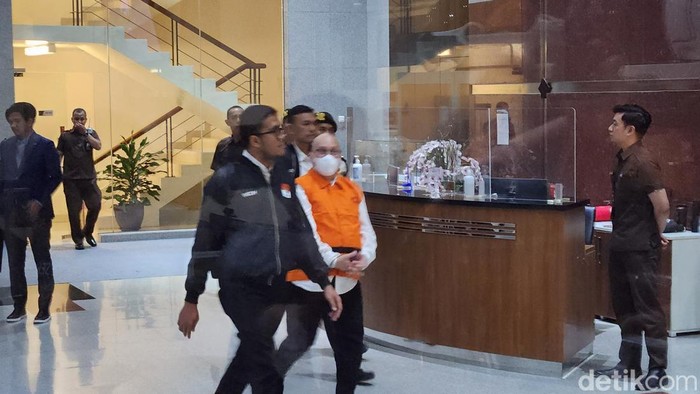 KPK menahan eks Direktur Utama PT Taspen (Persero) Antonius NS Kosasih (AK) terkait kasus investasi fiktif.