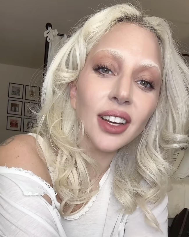 Selalu dikenal dengan gaya eksentriknya, Lady Gaga membuka 2025 dengan tampilan yang serba pirang—dari rambut hingga alisnya yang diputihkan.  Bleached brows yang ia tampilkan tampak seperti uban, menciptakan kesan dramatis dan berbeda dari yang lain. Foto: dok. Instagram @ladygaga