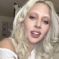 Selalu dikenal dengan gaya eksentriknya, Lady Gaga membuka 2025 dengan tampilan yang serba pirang—dari rambut hingga alisnya yang diputihkan.  Bleached brows yang ia tampilkan tampak seperti uban, menciptakan kesan dramatis dan berbeda dari yang lain. Foto: dok. Instagram @ladygaga