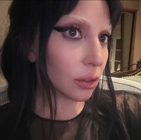 “Dia tidak takut dengan makeup. Dia tidak takut dengan transformasi. Seringnya, ketika kami melakukan penampilan baru atau menyambut era baru, alis menjadi bagian penting dari percakapan tentang gaya makeup yang ingin dicapai,” ungkap Sarah kepada Harper’s Bazaar pada 2021 lalu.  Foto: dok. Instagram @ladygaga