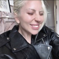 Uniknya, alis putih Lady Gaga tersebut memiliki efek seperti ombre. Di bagian atasnya putih seperti uban, dan gradasi pirang.  Foto: dok. Instagram @ladygaga