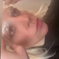 Dalam unggahannya di Instagram Story pada Mei 2024 lalu, Lady Gaga memperlihatkan foto saat alisnya dalam proses bleaching. “See you in 3 h 3 min,” begitu tulisnya di fotonya yang merujuk pada bleaching alisnya selama lebih dari 3 jam untuk mendapatkan hasil alis putih yang maksimal.  Foto: dok. Instagram @ladygaga
