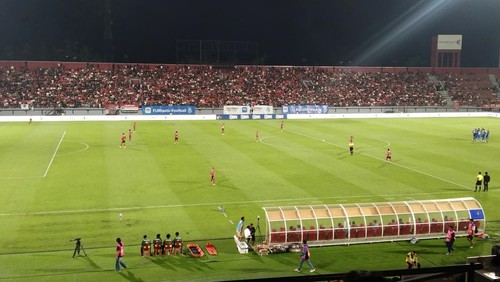 Suporter menyaksikan laga Bali United vs Persib Bandung di Stadion Kapten I Wayan Dipta, Selasa (7/1/2025).