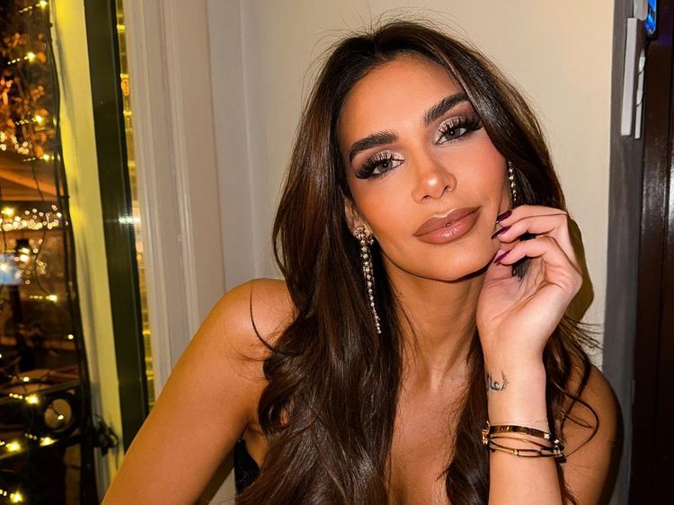 8 Foto Miss Universe Argentina yang Dicopot Gelarnya karena Mengkritik Juri