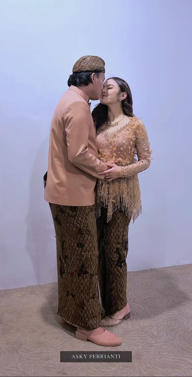 Tampil kompak, Mahalini dan Rizky Febian memilih mengenakan busana berwarna soft mocca. Kebaya dan beskap rancangan desainer Asky Febrianti itu dipadukan dengan kain lilit batik berwarna coklat. Foto: Instagram
