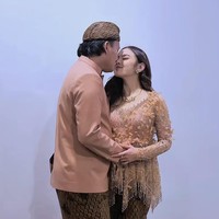 Tampil kompak, Mahalini dan Rizky Febian memilih mengenakan busana berwarna soft mocca. Kebaya dan beskap rancangan desainer Asky Febrianti itu dipadukan dengan kain lilit batik berwarna coklat. Foto: Instagram