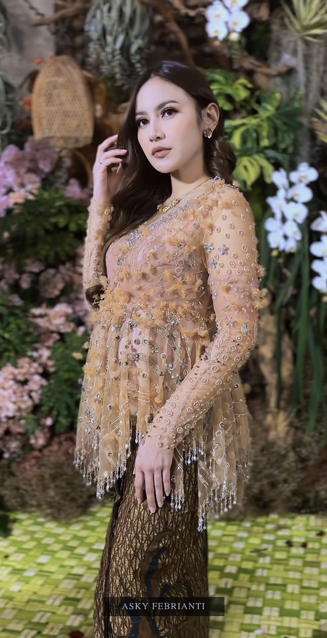 Melansir keterangan unggahan sang desainer, kebaya yang dikenakan Mahalini itu berbahan dasar tile polos. Kebaya tersebut dipercantik dengan payet yang dibuat satu per satu menggunakan tangan. Terdapat detail 3D pada bagian pinggang serta payet gantung pada bagian bawahnya. Foto: Instagram