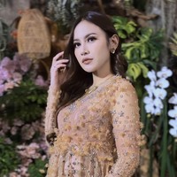 Melansir keterangan unggahan sang desainer, kebaya yang dikenakan Mahalini itu berbahan dasar tile polos. Kebaya tersebut dipercantik dengan payet yang dibuat satu per satu menggunakan tangan. Terdapat detail 3D pada bagian pinggang serta payet gantung pada bagian bawahnya. Foto: Instagram