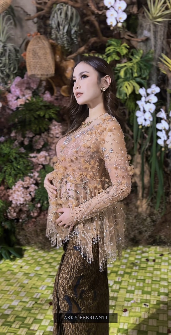 Kebaya soft mocca tersebut dikombinasikan dengan bawahan kain batik berwarna coklat yang memiliki makna khusus. Kain tersebut melambangkan keseimbangan antar manusia, manusia dengan alam, serta manusia dengan Tuhan. Foto: Instagram