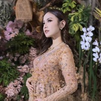 Kebaya soft mocca tersebut dikombinasikan dengan bawahan kain batik berwarna coklat yang memiliki makna khusus. Kain tersebut melambangkan keseimbangan antar manusia, manusia dengan alam, serta manusia dengan Tuhan. Foto: Instagram