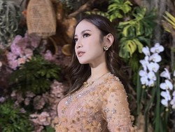 8 Gaya Mahalini di Acara 7 Bulanan Kehamilan, Menawan Berkebaya Soft Mocca