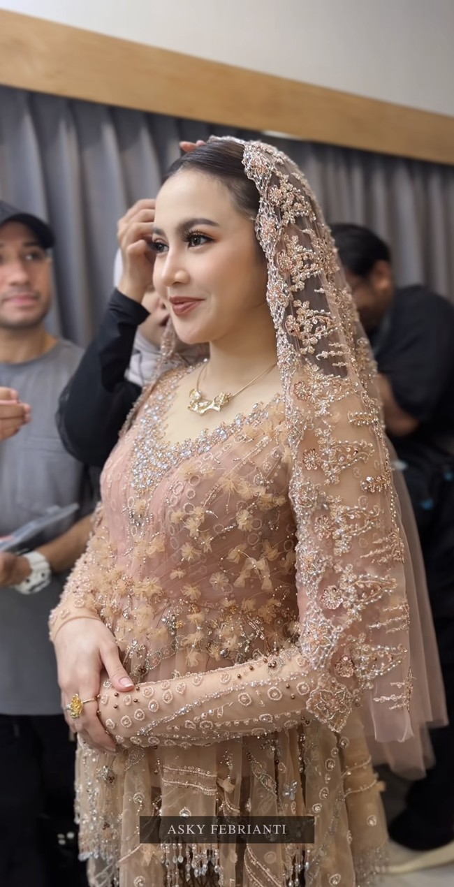 Penampilan Mahalini kemudian dilengkapi dengan kerudung senada. Kerudung tersebut juga dihiasi dengan payet bernuansa floral, menambah kecantikan dan keanggunan Mahalini di acara tasyakuran 7 bulanan kehamilannya. Foto: Instagram