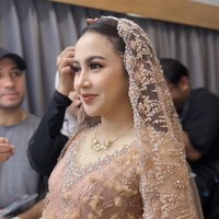 Penampilan Mahalini kemudian dilengkapi dengan kerudung senada. Kerudung tersebut juga dihiasi dengan payet bernuansa floral, menambah kecantikan dan keanggunan Mahalini di acara tasyakuran 7 bulanan kehamilannya. Foto: Instagram