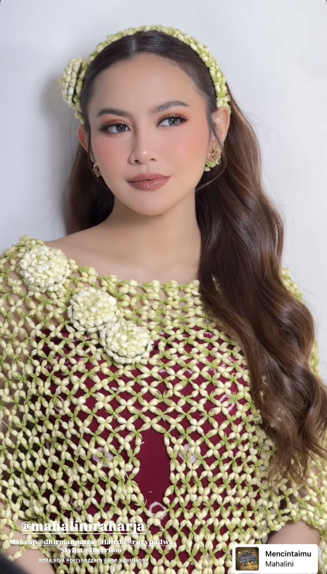 Untuk riasan wajahnya, Mahalini mempercayakan MUA Dhirman Putra. Dengan eyeshadow dan lipstik senada dengan busana yang dikenakannya, Mahalini tampil cantik. Saat akan menjalani siraman ia pun berganti pakaian mengenakan roncean melati, membuat pesona bumil makin terpancar. Foto: Instagram