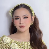 Untuk riasan wajahnya, Mahalini mempercayakan MUA Dhirman Putra. Dengan eyeshadow dan lipstik senada dengan busana yang dikenakannya, Mahalini tampil cantik. Saat akan menjalani siraman ia pun berganti pakaian mengenakan roncean melati, membuat pesona bumil makin terpancar. Foto: Instagram