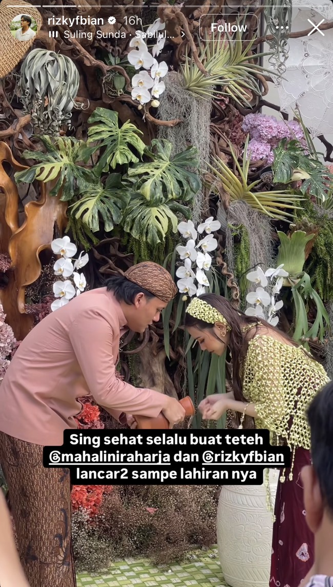 Berjalan dengan khidmat dan lancar, Mahalini dan Rizky Febian tampak mengikuti satu per satu rangkaian prosesi tasyakuran 7 bulanan kehamilan. Foto: Instagram