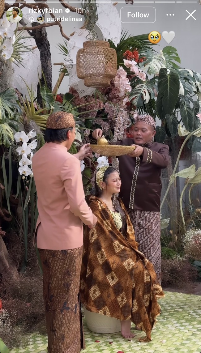 Mertua Mahalini, Sule, juga terlihat ikut ambil bagian di prosesi siraman menantunya tersebut. Sule tampaknya juga sudah tak sabar menanti kelahiran cucu pertamanya tersebut. Foto: Instagram