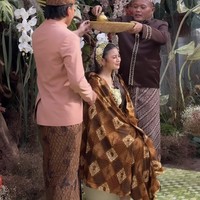 Mertua Mahalini, Sule, juga terlihat ikut ambil bagian di prosesi siraman menantunya tersebut. Sule tampaknya juga sudah tak sabar menanti kelahiran cucu pertamanya tersebut. Foto: Instagram