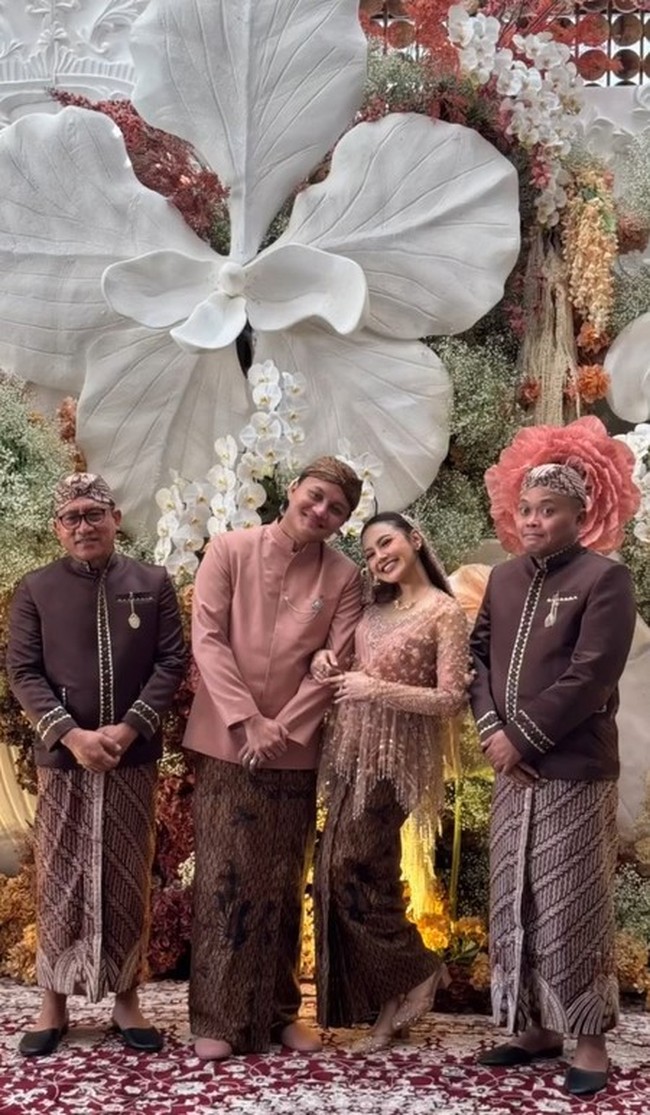 Setelah beberapa waktu lalu akhirnya mengumkan kabar bahagia kehamilannya, pasangan Mahalini dan Rizky Febian kini menggelar tasyakuran 7 bulanan untuk calon anak pertamanya tersebut. Momen tasyakuran 7 bulanan itu kemudian dibagikan ke akun Instagram masing-masing. Foto: Instagram