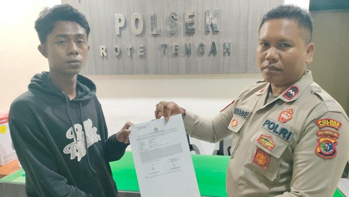 Mahasiswa Undana Kupang, Reza Nugraha Saputra, saat membuat laporan terkait pengeroyokan terhadap dirinya di Polsek Rote Tengah. (Foto: Dok. Polsek Rote Tengah)