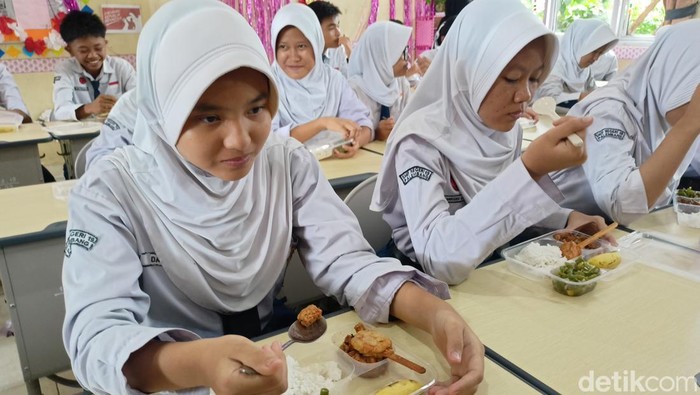 Makan bergizi gratis hari ketiga di SDN 24 Palembang.