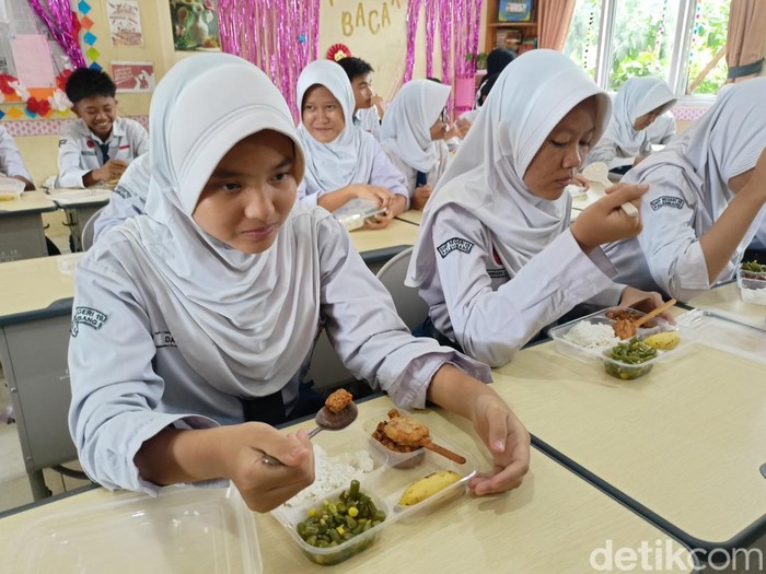 Makan bergizi gratis hari ketiga di SDN 24 Palembang.
