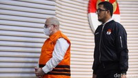 Kosasih sempat dihadirkan dalam jumpa pers usai menjalani pemeriksaan.  