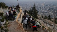 Orang-orang berkumpul pada Selasa (7/1) di Gunung Qasioun di Damaskus, menghisap sheesha, menyantap makanan ringan, dan menikmati tempat nongkrong yang hanya mereka ingat dari beberapa tahun yang lalu.