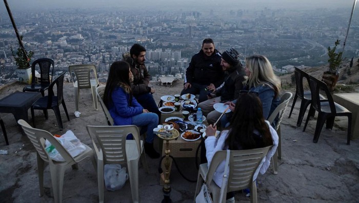 Melihat Indahnya Kota Damaskus dari Gunung Qasioun Suriah People visit Mount Qasioun, overlooking the Syrian capital, which had been closed to visitors for almost fourteen years under the rule of ousted President Bashar al-Assad, and has since become crowded with visitors following the fall of his regime, in Damascus, Syria, January 7, 2025. REUTERS/Khalil Ashawi