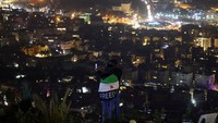 Cahaya di tengah kota terlihat indah dari gunung tersebut. Pengambilalihan itu terjadi setelah pejuang Hayat Tahrir al-Sham merebut kota-kota utama dalam serangan kilat yang berlangsung kurang dari dua minggu.