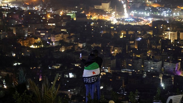 People visit Mount Qasioun, overlooking the Syrian capital, which had been closed to visitors for almost fourteen years under the rule of ousted President Bashar al-Assad, and has since become crowded with visitors following the fall of his regime, in Damascus, Syria, January 7, 2025. REUTERS/Khalil Ashawi