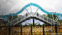 JPO yang memiliki panjang 27,3 meter ini menggabungkan ornamen budaya Betawi seperti gigi balang dengan elemen arsitektur pada Jakarta International Stadium (JIS).  