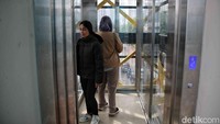 JPO Sunter Muara dilengkapi dengan sejumlah fasilitas pendukung seperti lift dan CCTV.  