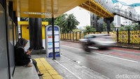Warna mencolok kuning, abu-abu, dan hijau menghiasi jembatan ini.  